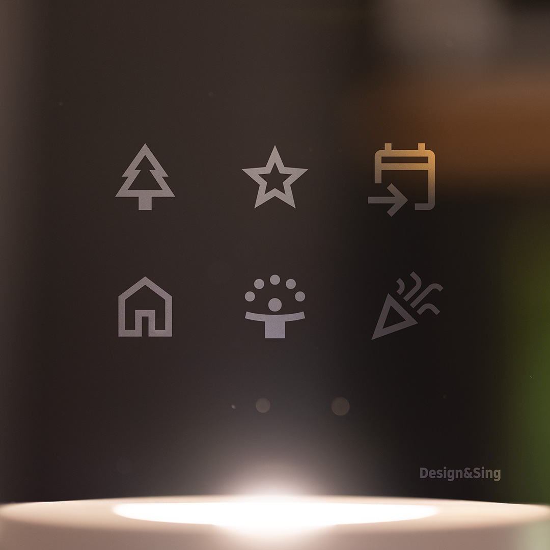 Diseño gráfico de felicitación de año nuevo de Design&Sing, con unos iconos sobre fondo de aires y luces.